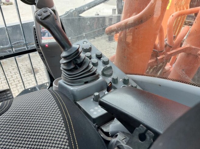 Hitachi ZX300LCN-6