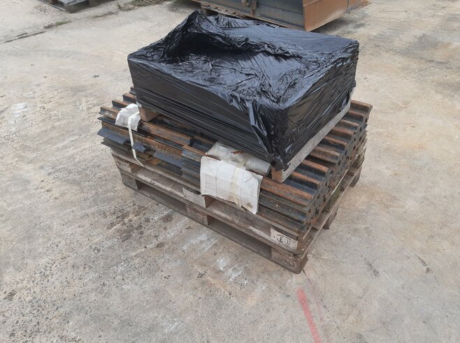 Hitachi Dreisteg Bodenplatten 600mm inkl. Laufrollenschutz