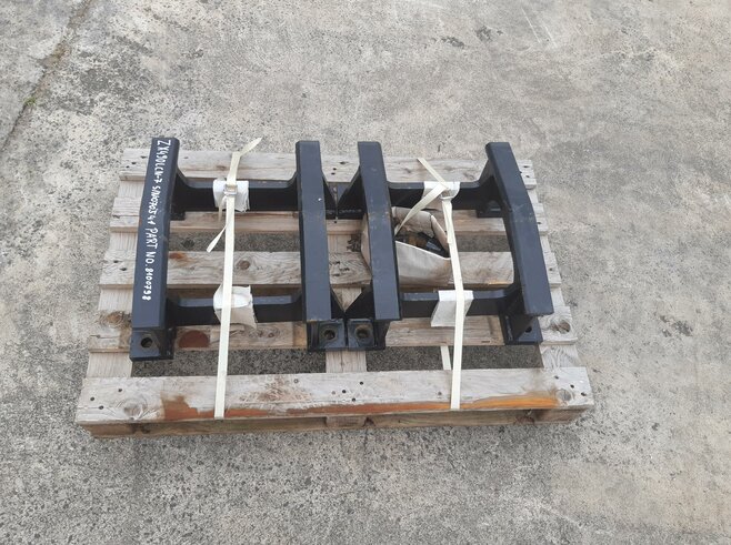 Hitachi Dreisteg Bodenplatten 600mm inkl. Laufrollenschutz