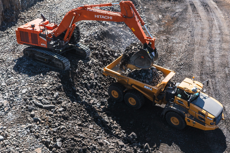 Hitachi  Duża koparka gąsienicowa Hitachi ZX690-7 