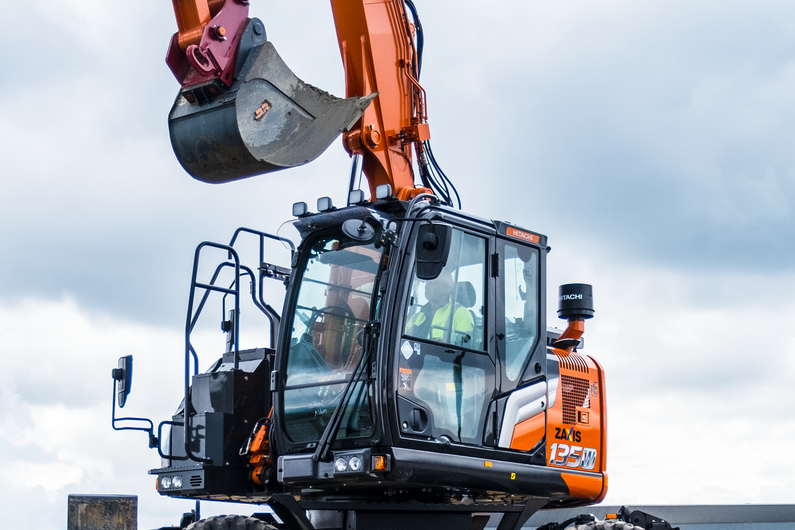 Hitachi  ZX135W-7